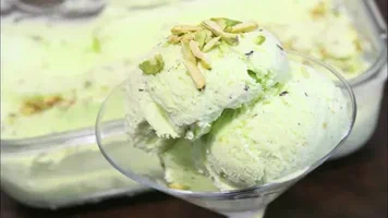 تصویر 4 از بستنی پسته روکش شده با شکلات تلخ و پسته